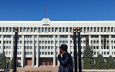 Ближе к народу.  В Бишкеке сносят забор у Белого дома